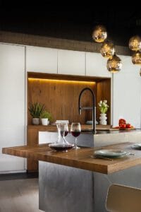Fotografía profesional de interiores en Cocina Nunue con decoración blanca y madera en Barcelona