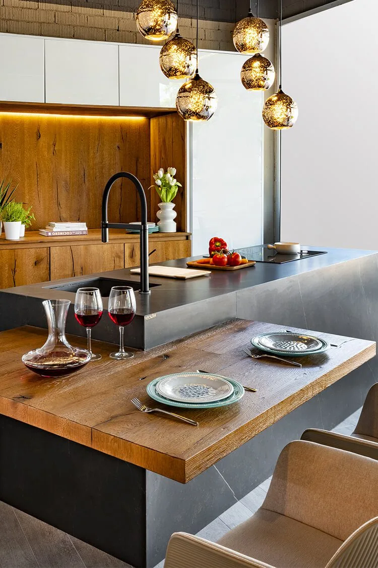 Fotografía profesional de la Cocina Nunue con servicios y copas de vino en Barcelona