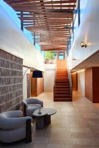 Fotografía profesional de la entrada al spa del Hotel Miramar en Barcelona con luz natural