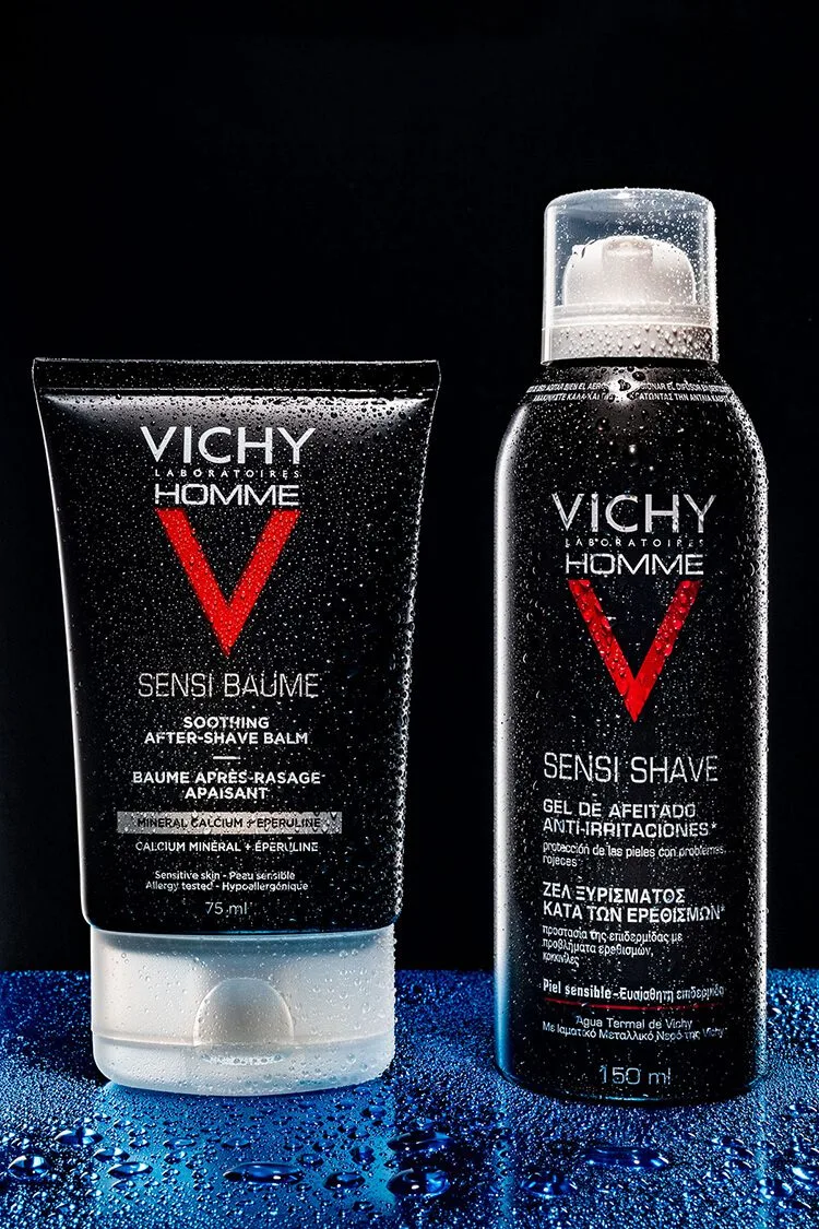 Productos Vichy Homme bálsamo aftershave y gel de afeitado sobre fondo negro con humedad para fotografía de cosmética masculina. Fotógrafo profesional de productos en España.