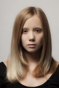 Retrato profesional de estudio de Laia Manzanares en primer plano con fondo blanco y camiseta oscura.