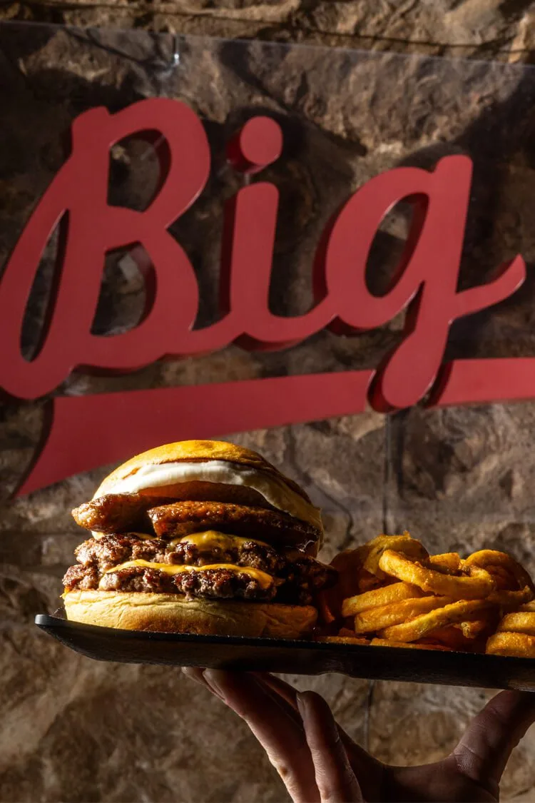 Hamburguesa artesanal completa con carne, huevo y patatas en bandeja profesional, del restaurante Big, fotógrafo profesional en Madrid.