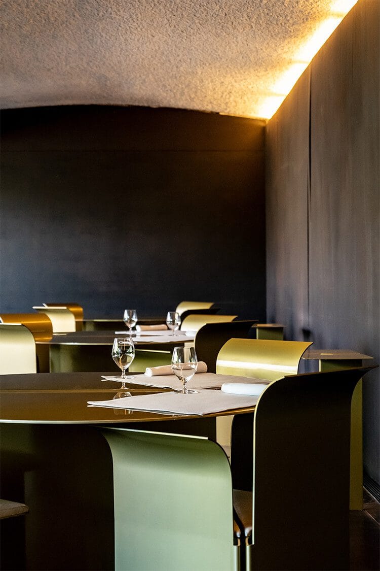 Fotografía profesional del interior del restaurante Les Cols con mesas para parejas