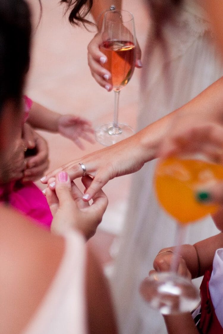 Mano de novia mostrando su precioso anillo de bodas en Barcelona