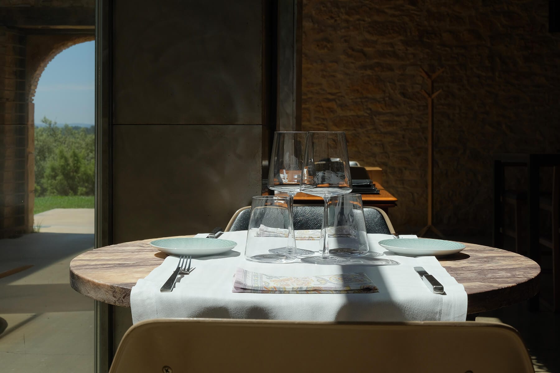 Mesa preparada en restaurante rústico con luz natural en torreón de Teruel