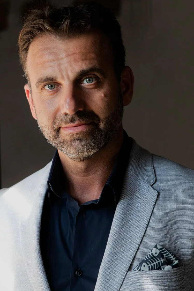 Retrato de novio elegante en boda en las costas de Barcelona