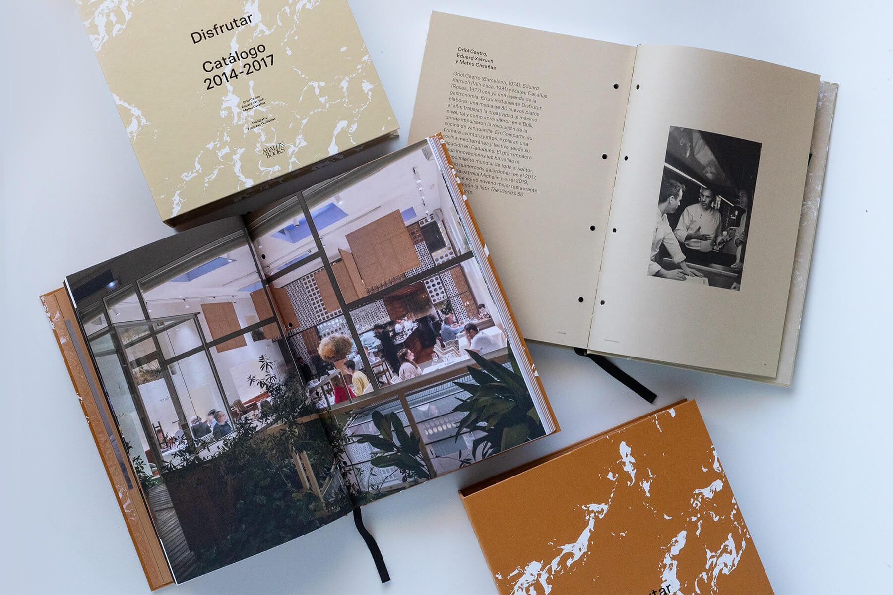 Proyecto fotográfico del restaurante Disfrutar en Barcelona, mostrando catálogo y libros con fotografías profesionales.