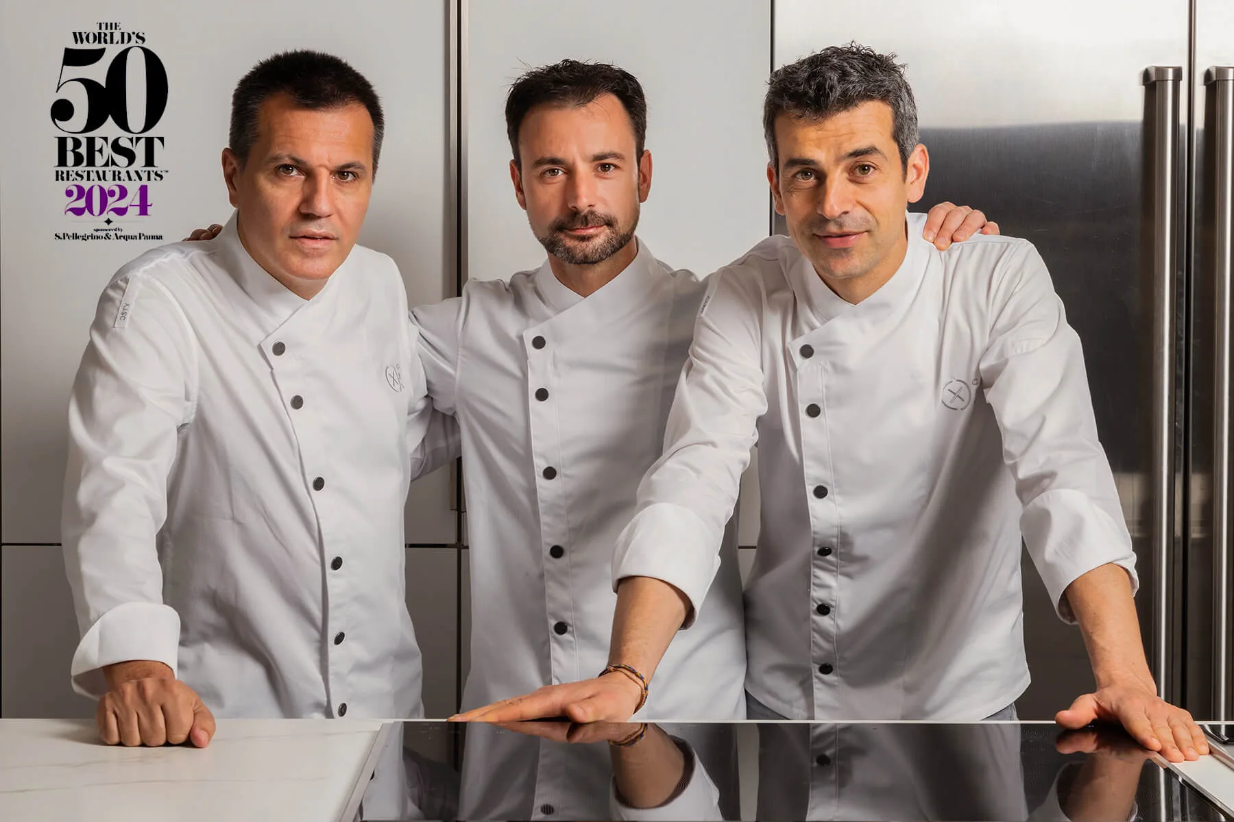 Retrato de los tres chefs del restaurante Disfrutar, fotógrafo profesional en España, captados con buena iluminación en un entorno gastronómico de alto nivel.