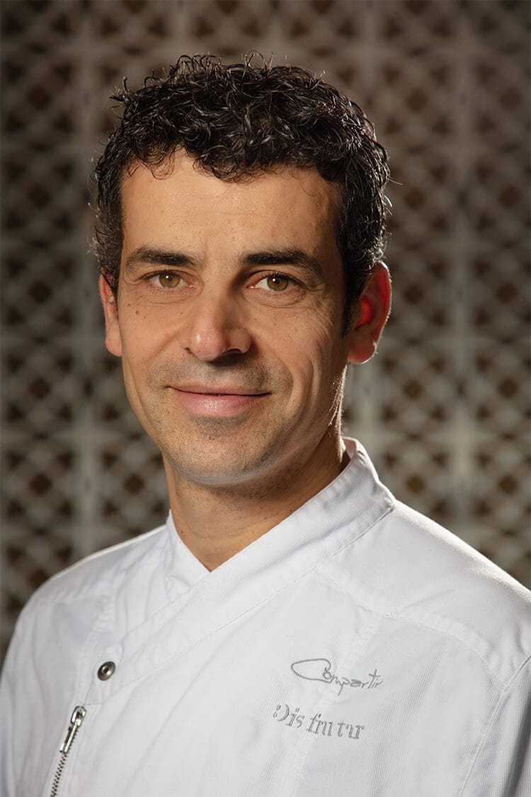 Retrato profesional de Mateu, chef del restaurante Disfrutar en Barcelona, en pose de perfil mostrando confianza y profesionalismo.