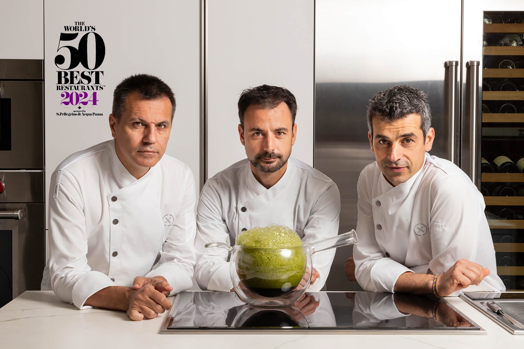Retrato de los tres chefs del restaurante Disfrutar mostrando un experimento gastronómico con técnica de vanguardia en cocina moderna de Barcelona.