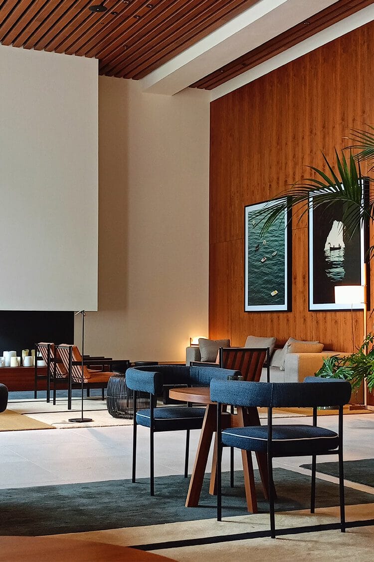 Fotografía profesional del salón del Hotel Sabatic en Barcelona con una iluminación natural increíble