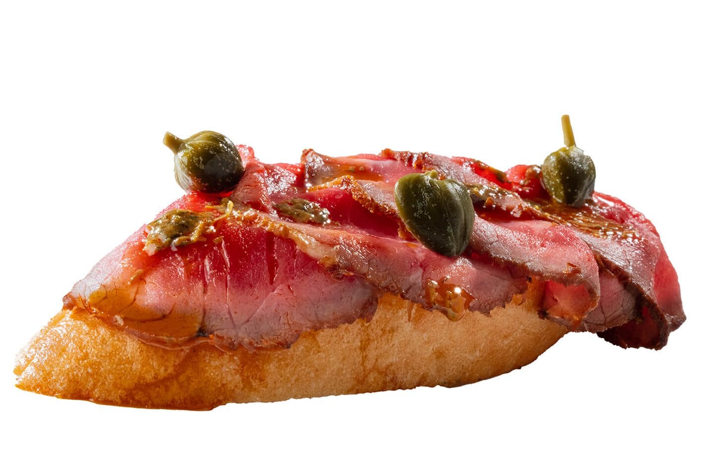 Tapa española de ternera sobre pan con decoración gourmet, fotografía profesional en restaurante Txapela de Madrid.