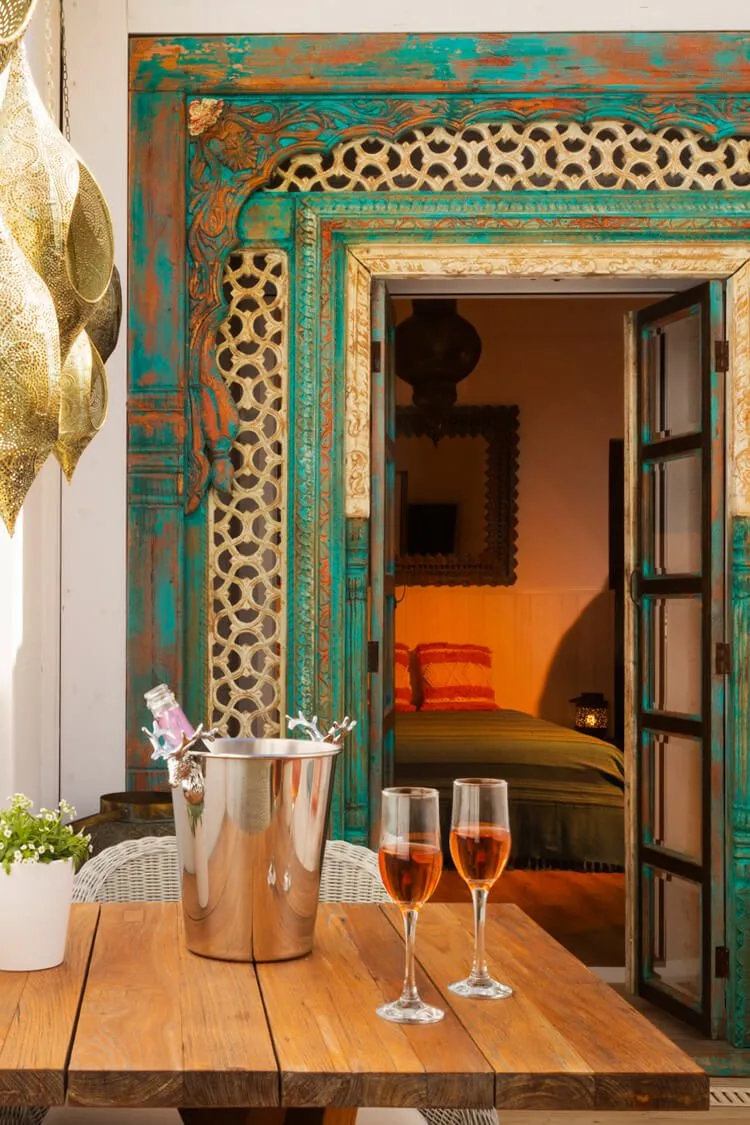 Fotografía profesional de la terraza de Antonio's House en Barcelona con champagne y vista a la habitación