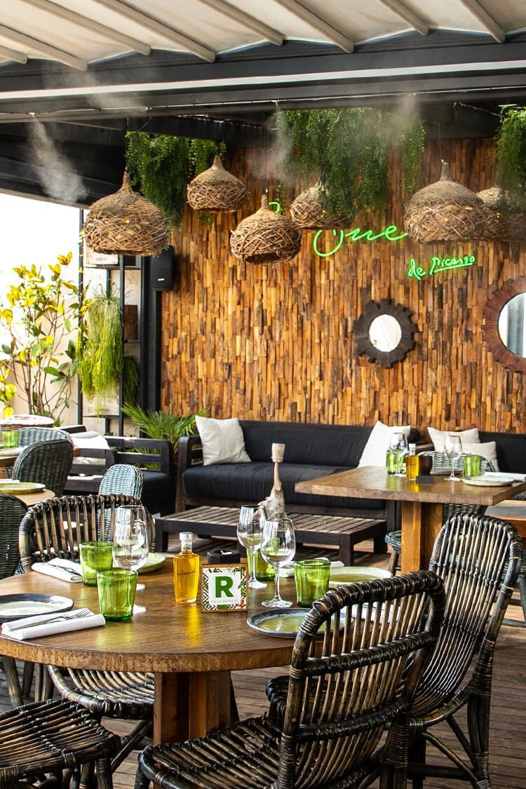 Fotografía profesional de la terraza del restaurante The Serras en Barcelona