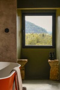 Ventana grande cuadrada de cuarto de baño con vista a la montaña y naturaleza en Teruel
