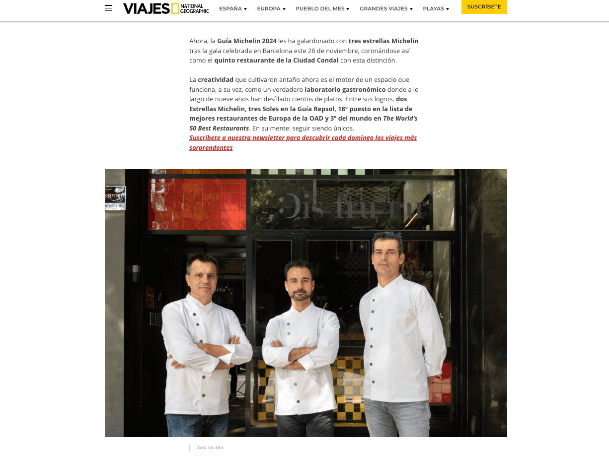 Artículo de Viajes National Geographic con fotografía de los tres chefs de Disfrutar en Barcelona y el restaurante. Celebrando el premio al mejor restaurante.