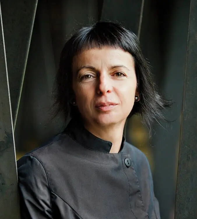 Fotografía cocinera/chef Fina Puigdevall profesional en Olot, Barcelona, España, del restaurante Les Cols, con 2 estrellas michelín.