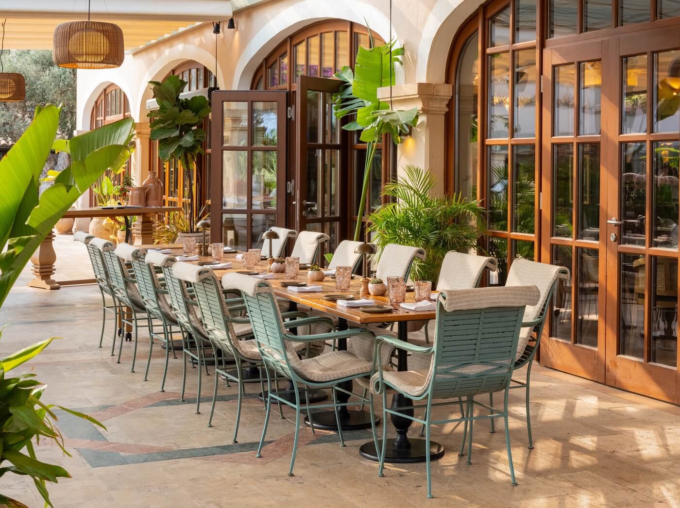 Fotografía profesional de mesa alargada en el restaurante del hotel St. Regis Mardavall en Mallorca