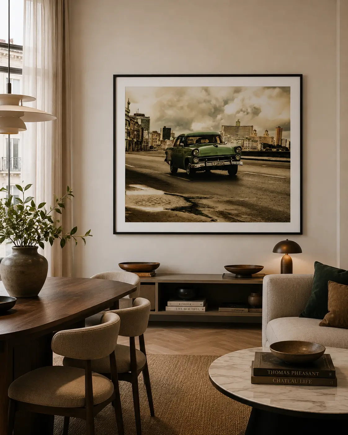 Cuadro fotográfico de un coche clásico decorando un salón contemporáneo