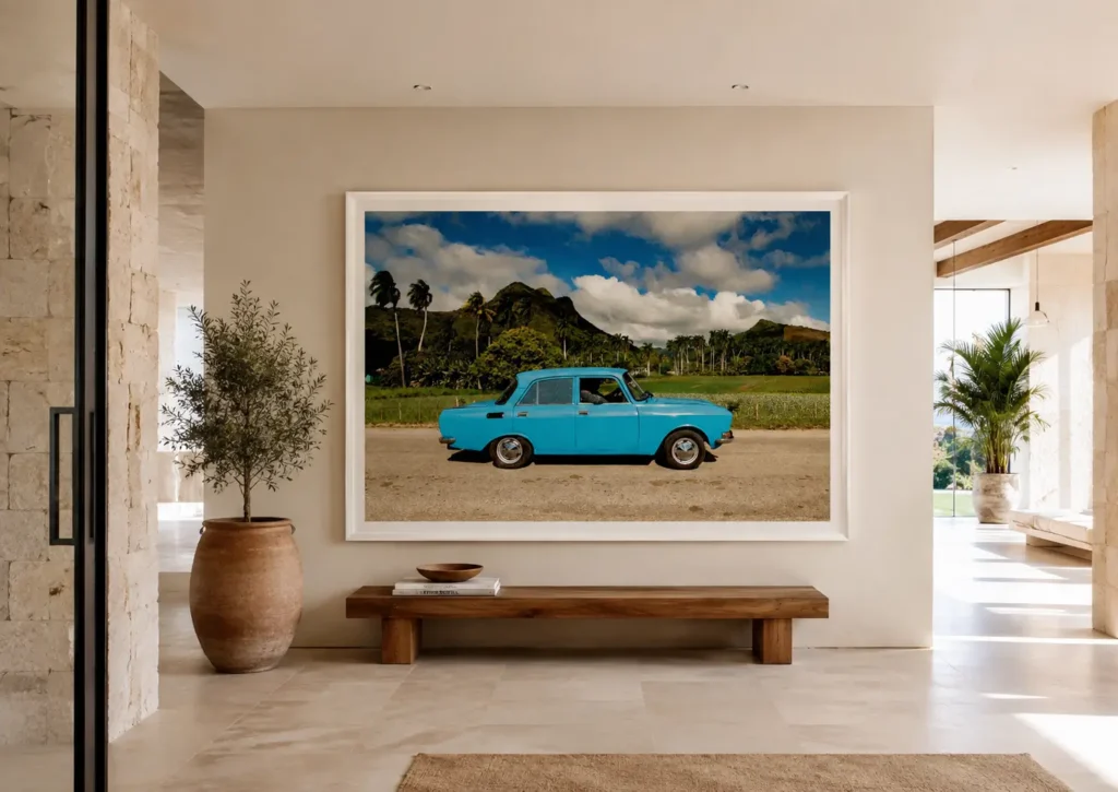 Cuadro fotográfico de un coche azul en un paisaje para decoración de interiores