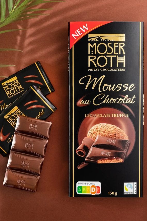 Chocolate Moser Roth mousse truffle en fondo color cacao con decoración, fotografía profesional de productos en España.