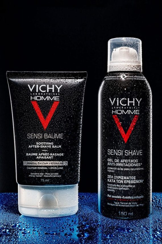 Productos Vichy Homme bálsamo aftershave y gel de afeitado sobre fondo negro con humedad para fotografía de cosmética masculina. Fotógrafo profesional de productos en España.