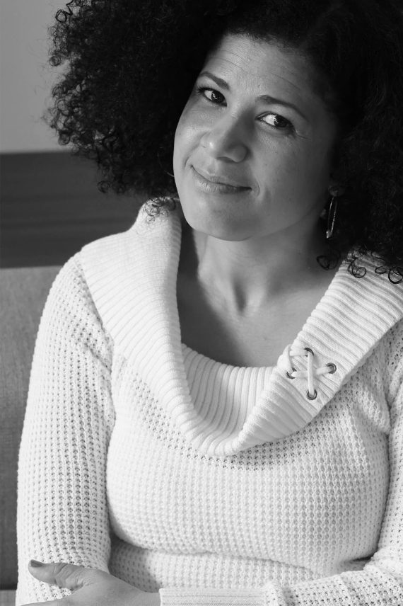 retrato-luz-y-alma-blanco-negro-mujer-pelo-rizado