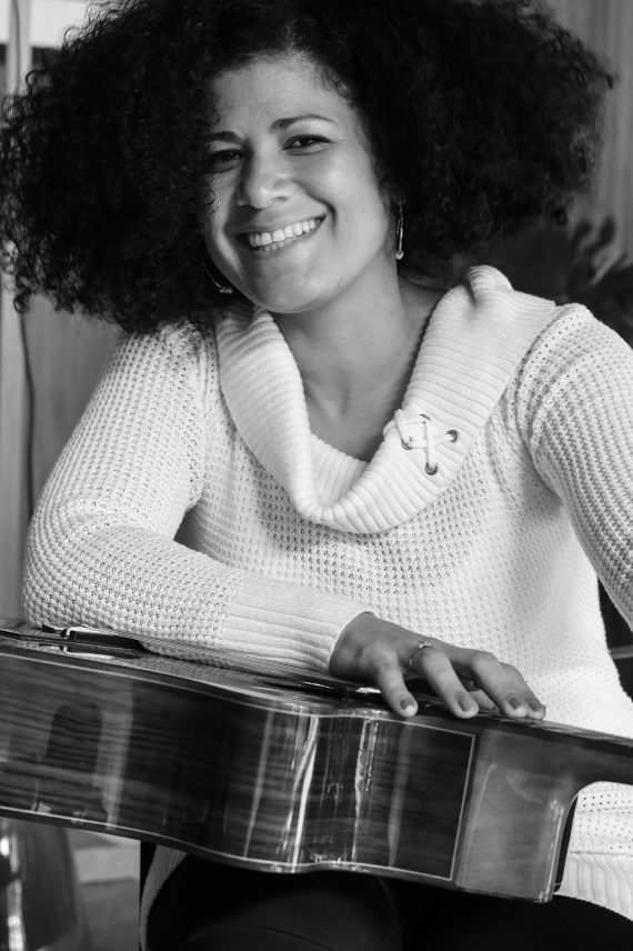 retrato-luz-y-alma-blanco-negro-mujer-pelo-rizado3