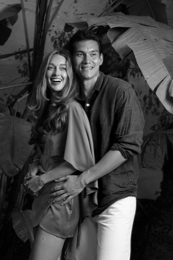 retrato-luz-y-alma-blanco-negro-pareja-abrazandose