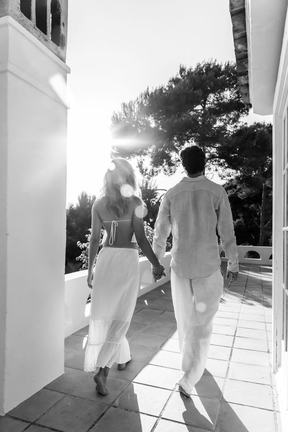 retrato-luz-y-alma-blanco-negro-pareja-caminando-de-espaldas