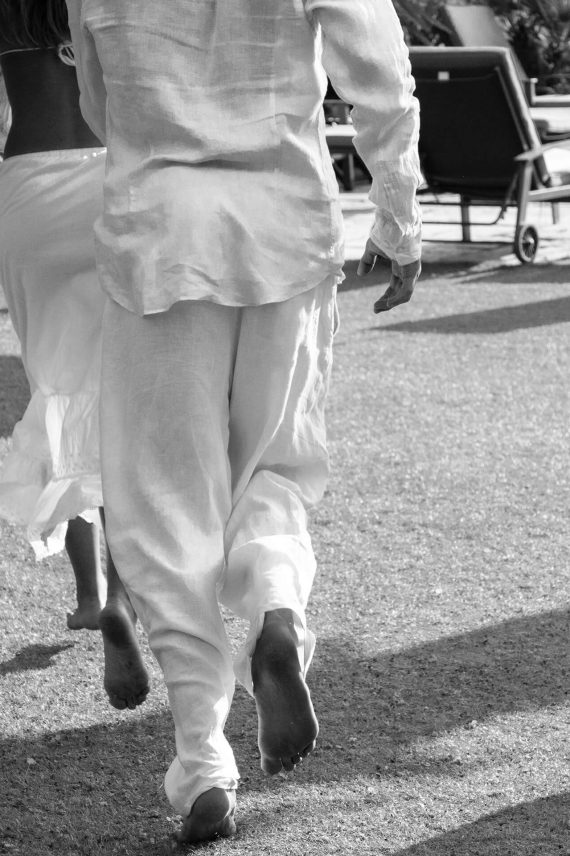 retrato-luz-y-alma-blanco-negro-pareja-corriendo-foto-recortada-espaldas