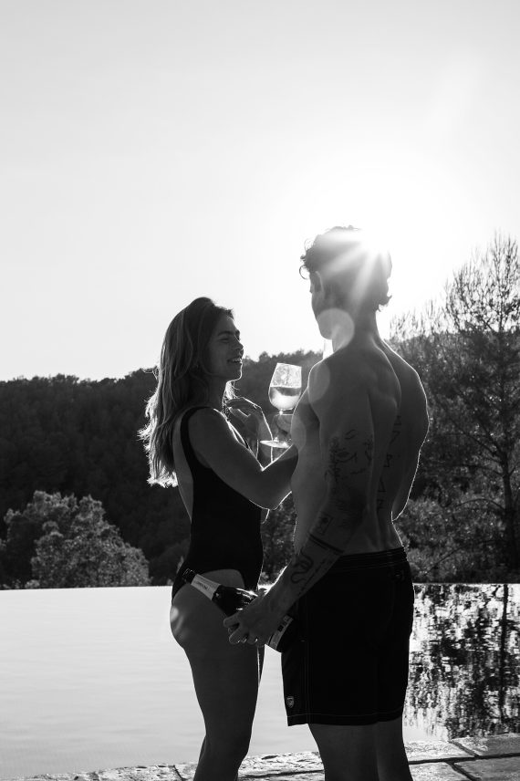 retrato-luz-y-alma-blanco-negro-pareja-sonriendo-brillo-natural