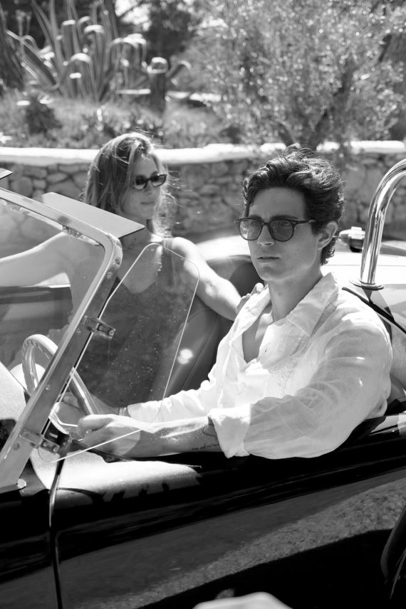retrato-luz-yt-alma-pareja-en-coche-blanco-negro